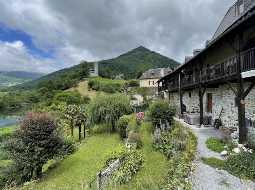 Beautiful Property with Mountain Views and Guest House 35 minutes south of Pau